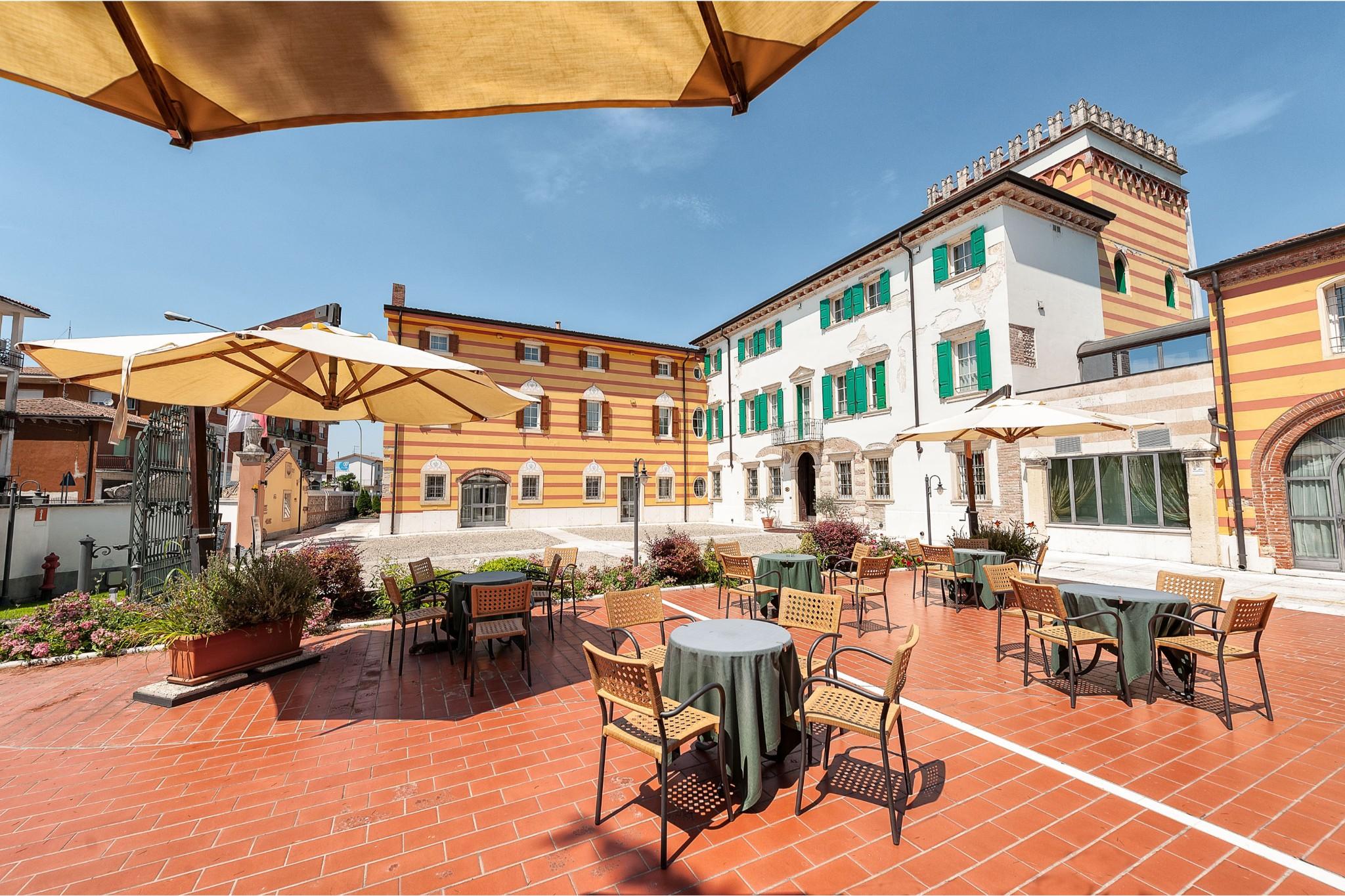 Hotel Villa Malaspina Castel d'Azzano Eksteriør bilde
