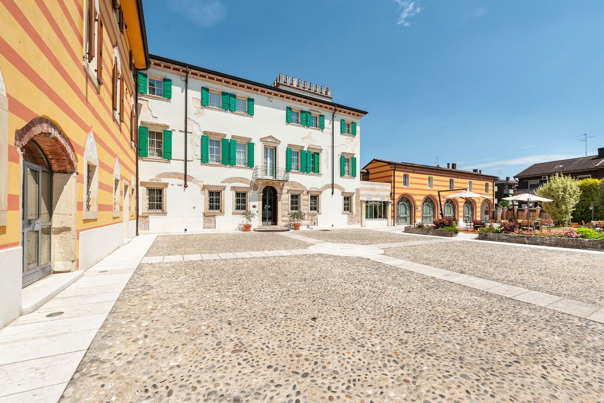 Hotel Villa Malaspina Castel d'Azzano Eksteriør bilde