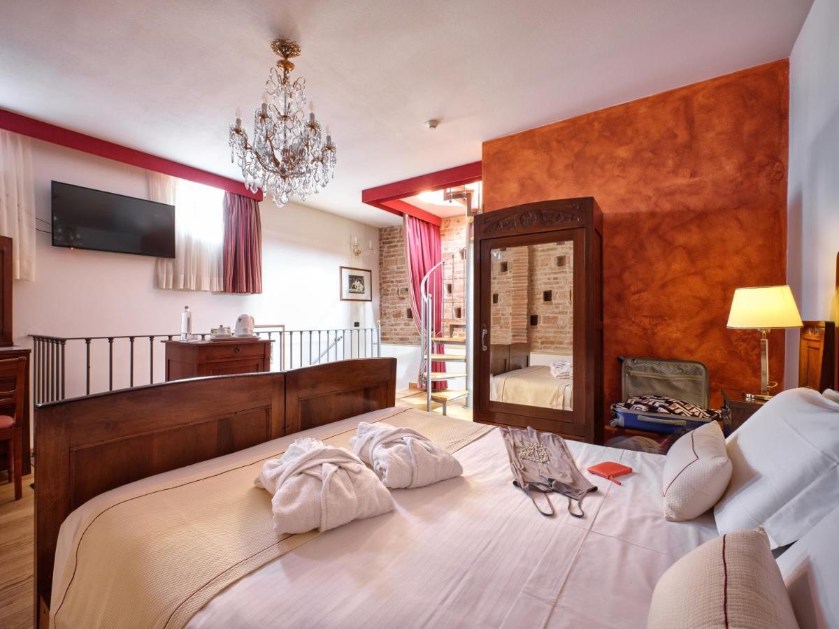 Hotel Villa Malaspina Castel d'Azzano Eksteriør bilde