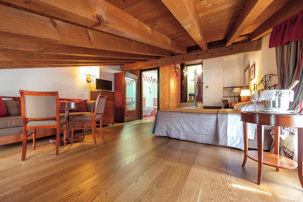 Hotel Villa Malaspina Castel d'Azzano Eksteriør bilde