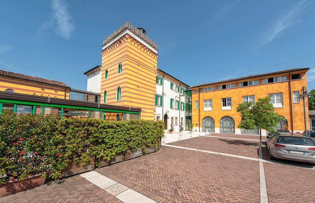 Hotel Villa Malaspina Castel d'Azzano Eksteriør bilde