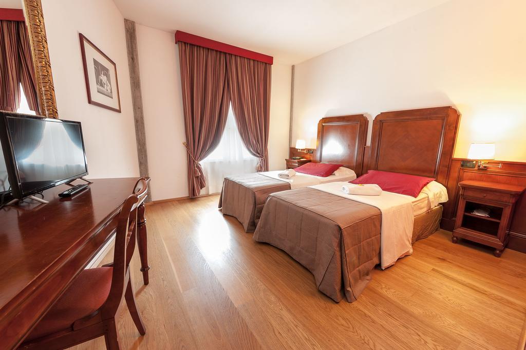 Hotel Villa Malaspina Castel d'Azzano Eksteriør bilde
